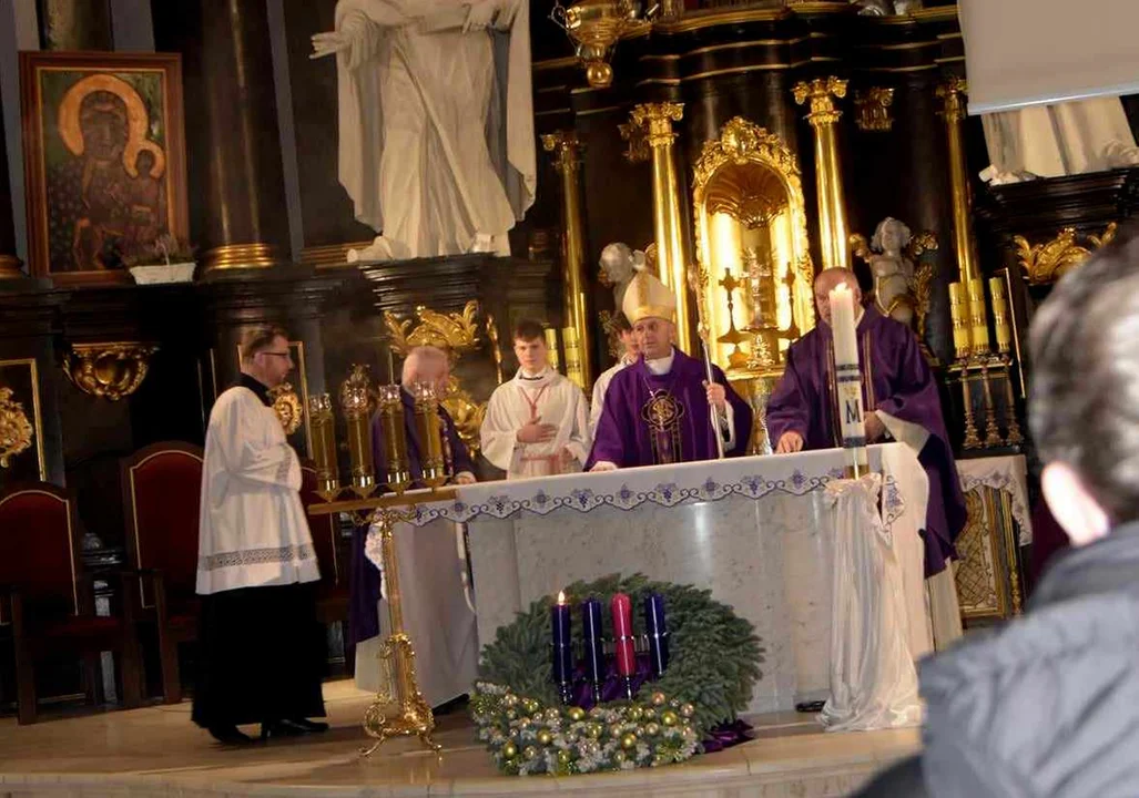 Biskup Grzegorz Suchodolski odwiedził Parafię Podwyższenia Krzyża Św. Ingres Biskupa z plebanii do kościoła i msza święta