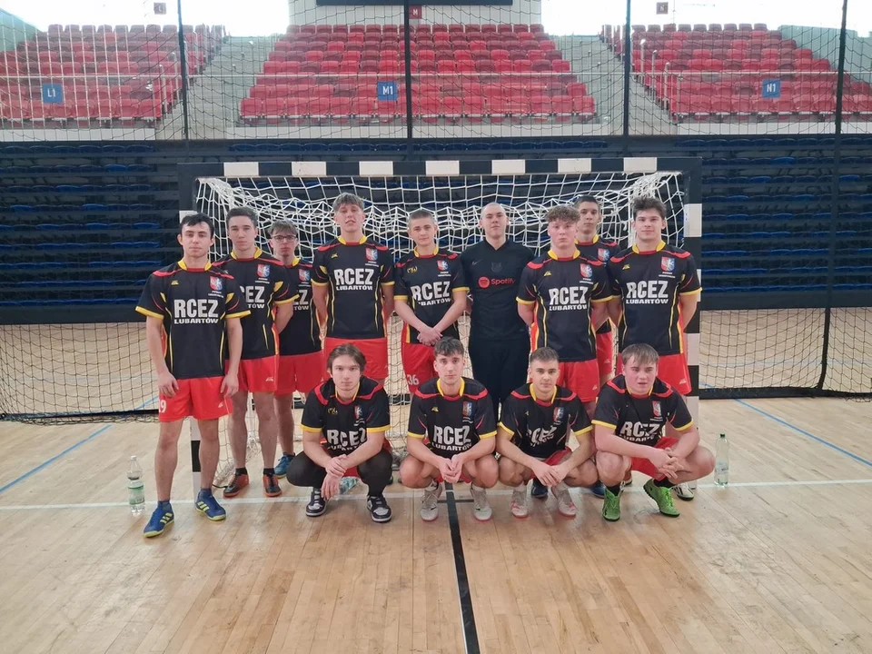 Drużyna RCEZ w Lubartowie na podium. Mistrzostwa Rejonu w Piłce Ręcznej Chłopców (zdjęcia) - Zdjęcie główne