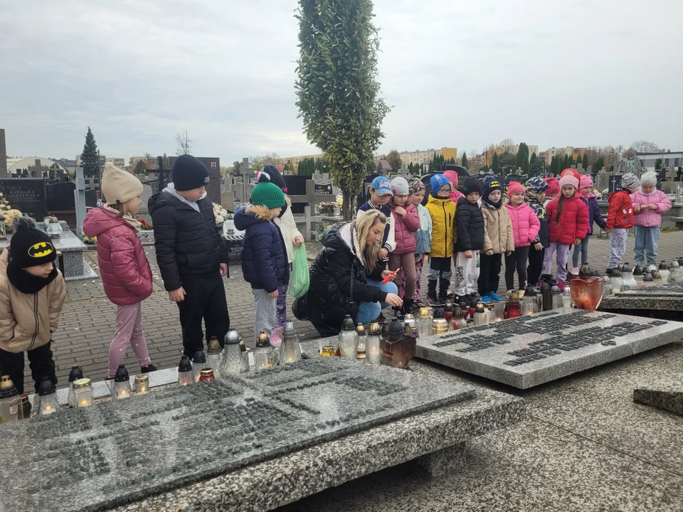 Przedszkolaki z łukowskiej Jedynki z wizytą na cmentarzu