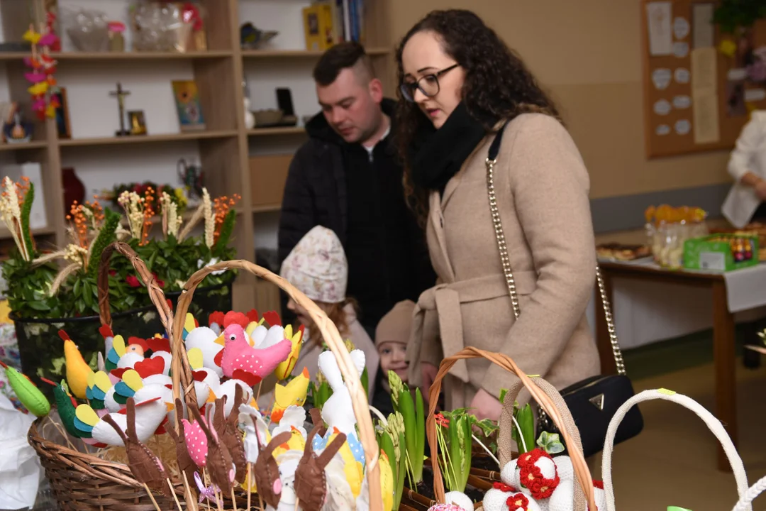 Piękne ozdoby wielkanocne na kiermaszu w Anielinie