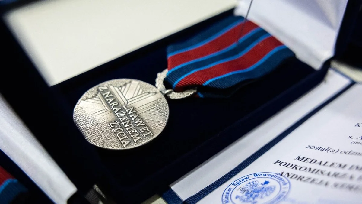 Puławy: Policjanci z medalami (ZDJĘCIA) - Zdjęcie główne