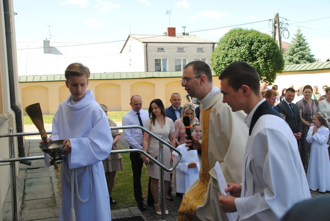 Uczniowie z klas III A i III C z SP nr 2 w Opolu Lubelskim przystąpili do I Komunii Świętej 3 czerwca o godz. 10