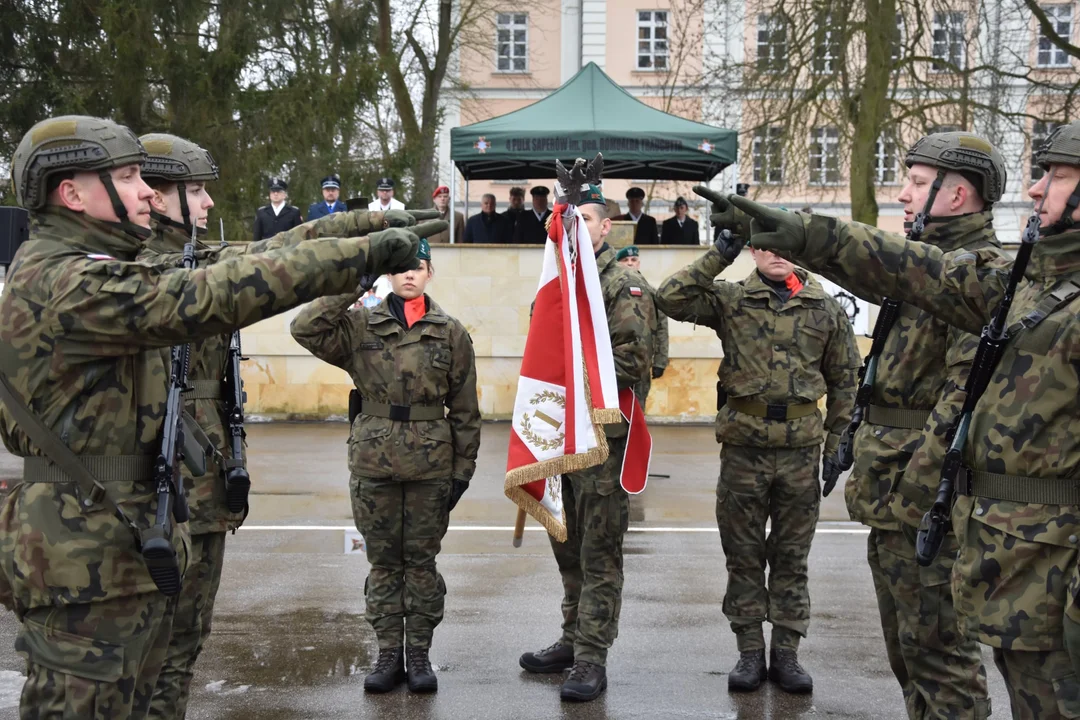 Rotą i sztandarem otwarto służbę w Dęblinie (zdjęcia, video) - Zdjęcie główne