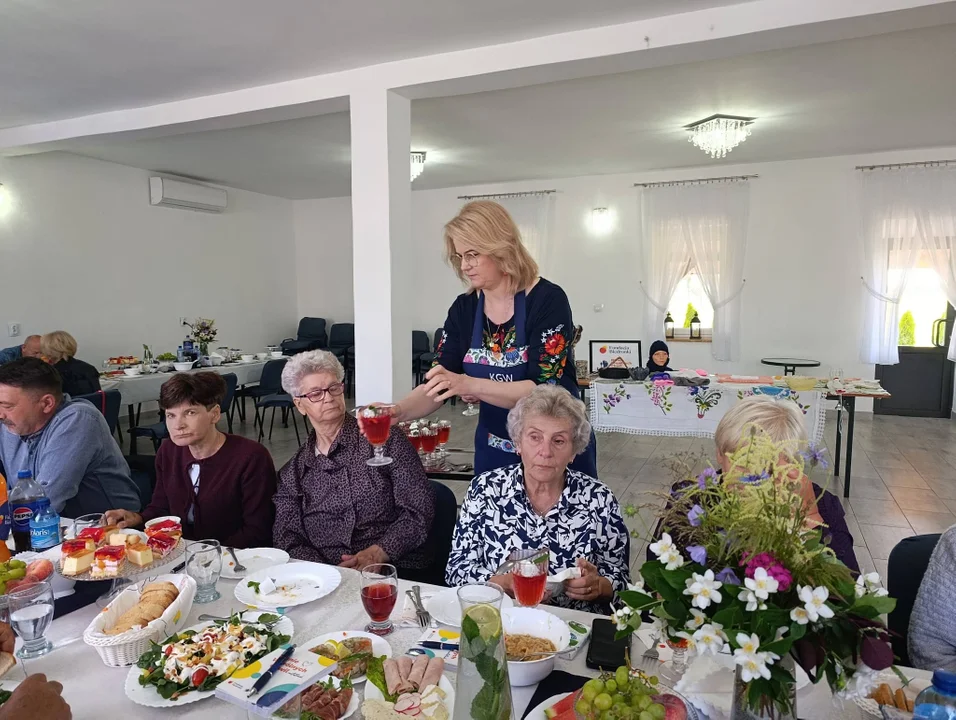 Seniorzy dzielili się swoimi pasjami podczas spotkania w Wólce Ciechomskiej - Zdjęcie główne