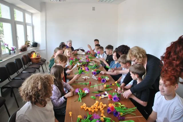 Opole Lubelskie: Uczniowie zrobili bukiety dla mam