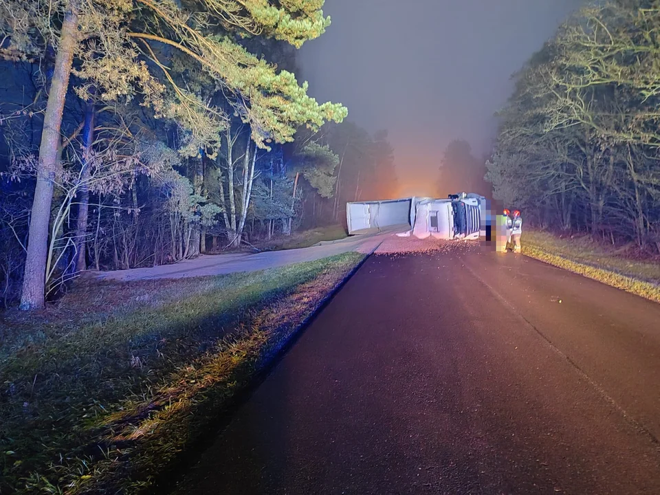 Lubelskie: Tir zjechał na pobocze i się przewrócił. Zablokował drogę