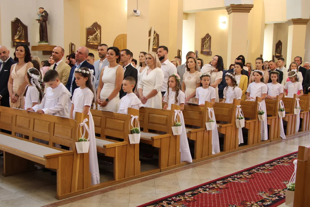 Pierwsza Komunia święta w parafii Wniebowstąpienia Pańskiego (zdjęcia) - Zdjęcie główne
