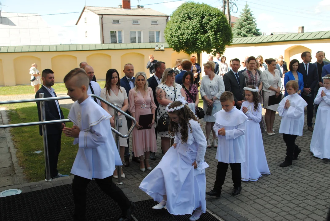 Uczniowie z klas III A i III C z SP nr 2 w Opolu Lubelskim przystąpili do I Komunii Świętej 3 czerwca o godz. 10