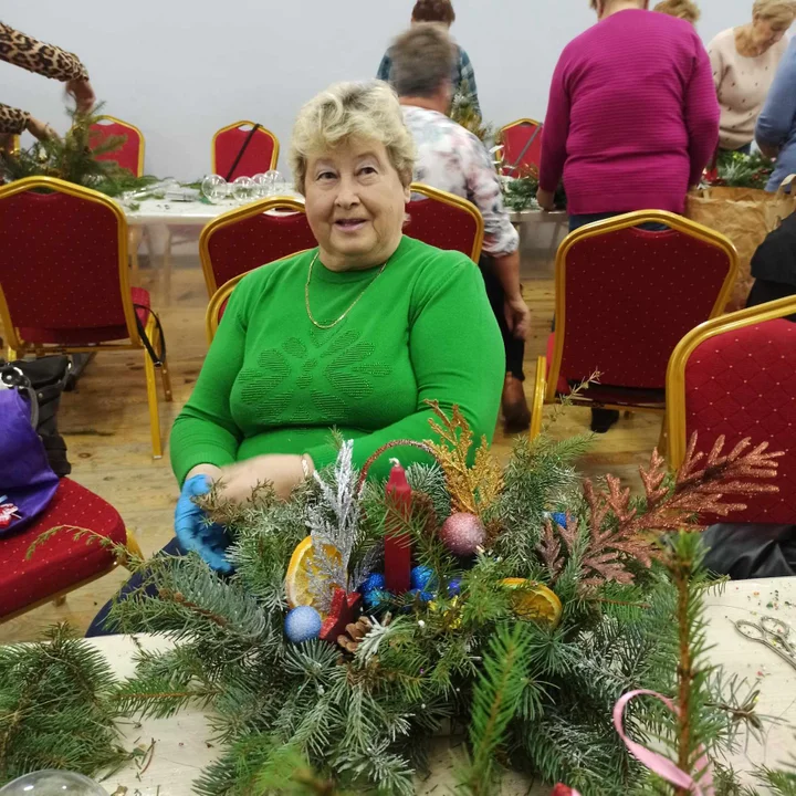 Seniorzy z gminy Trzebieszów zrobili świąteczne stroiki