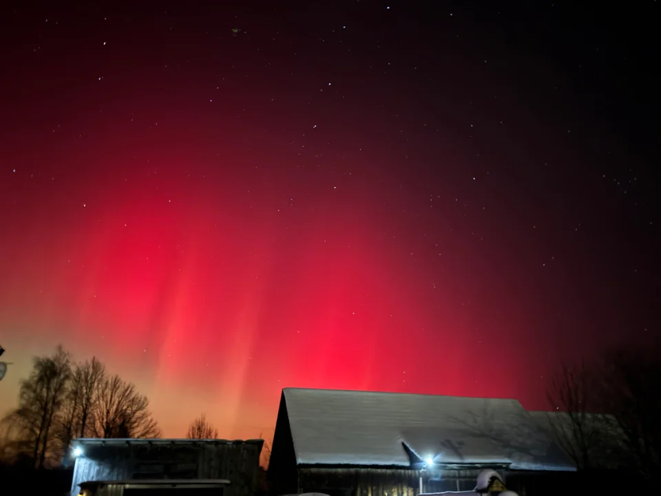 Zorza polarna nad Ziemią Biłgorajską Co za spektakl na nocnym niebie! (foto) - Zdjęcie główne