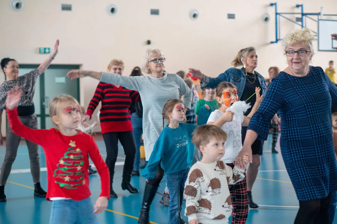 Magiczny Dzień Babci i Dziadka w Łukowie (zdjęcia) Była zumba, wata cukrowa i Myszka Miki! - Zdjęcie główne