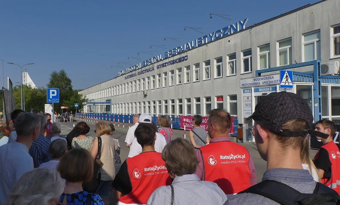Lublin. "Różaniec o zatrzymanie aborcji" przed szpitalem przy al. Kraśnickiej. Zdjęcia i wideo - Zdjęcie główne