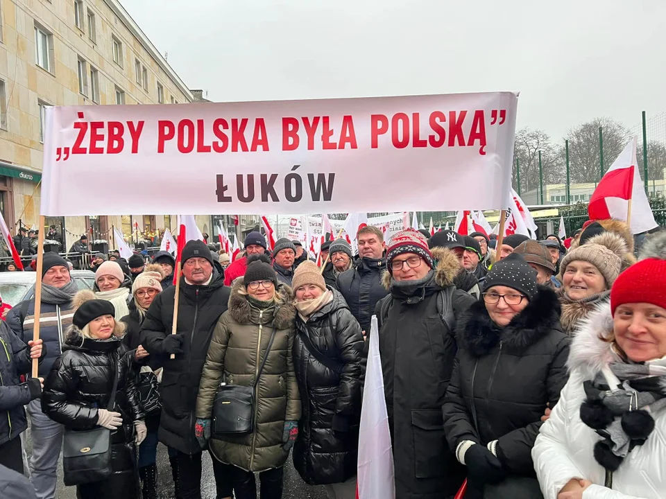 Trwa "Protest Wolnych Polaków". W Warszawie protestują członkowie PiS z Łukowa [ZDJĘCIA] - Zdjęcie główne