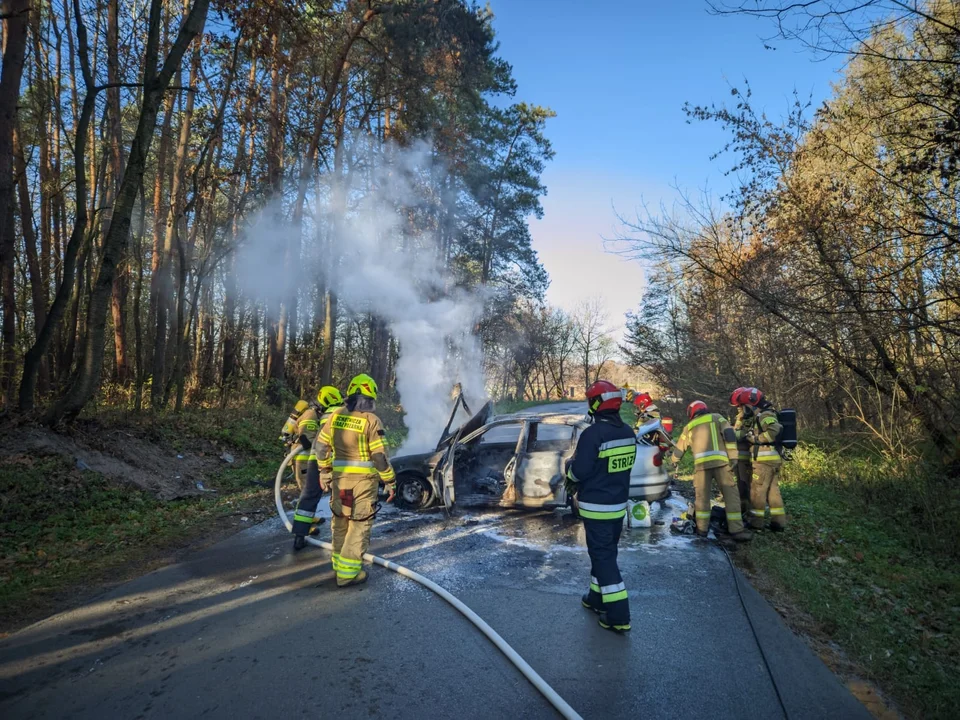 Powiat lubelski: Pożar osobówki. Kobieta trafiła do szpitala