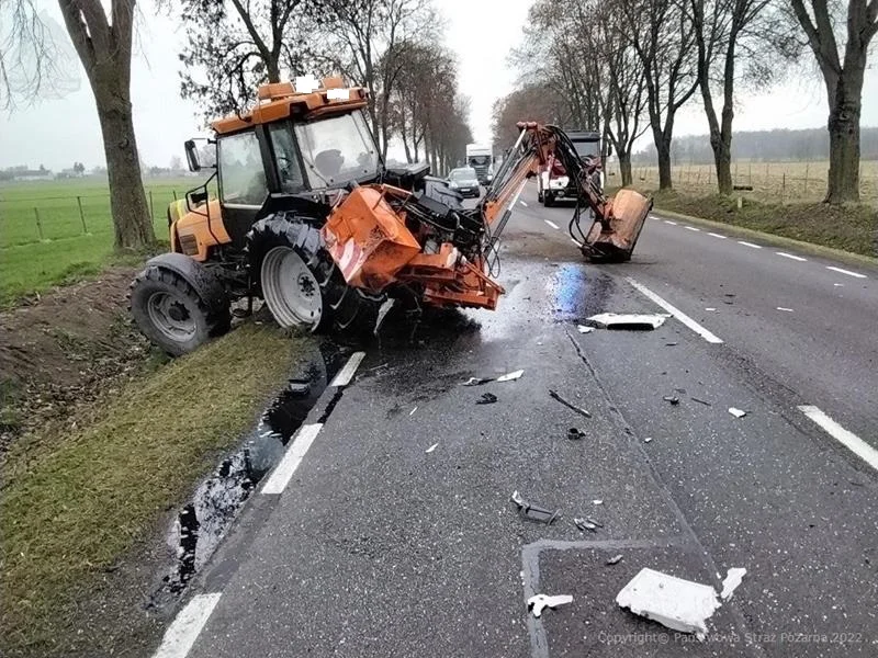 Powiat radzyński: Ciężarówka zderzyła się z ciągnikiem rolniczym. Jedna osoba jest ranna - Zdjęcie główne