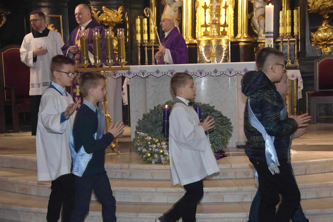 Biskup Grzegorz Suchodolski odwiedził Parafię Podwyższenia Krzyża Św. Ingres Biskupa z plebanii do kościoła i msza święta
