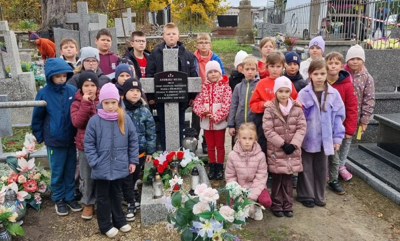 SP Kamień - sprzątanie grobów – zdjęcie 1