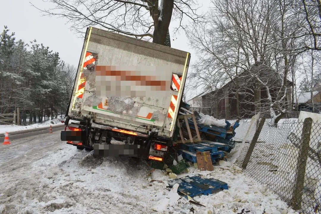 Powiat bialski: Ciężarówka zjechała do rowu i uderzyła w drzewo. Jedna osoba ranna