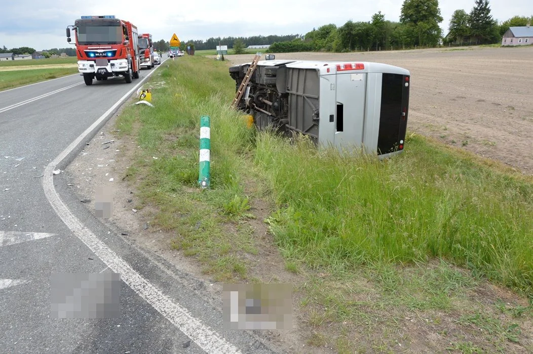 Powiat bialski: Dwa wypadki jednego dnia, 4 osoby ranne. Jednoślad w rowie, zderzenie Audi i busa z 22 pasażerami