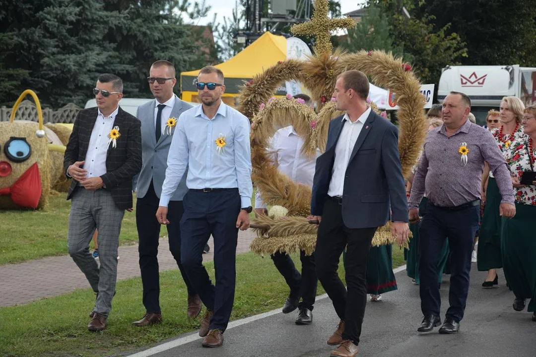 Dożynki Powiatowe w Drelowie 2023. Korowód i prezentacja wieńców