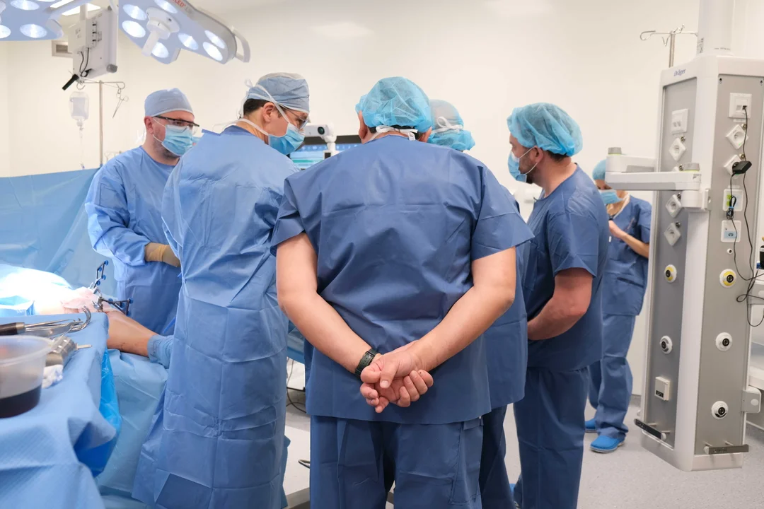Zagraniczni chirurdzy na bloku operacyjnym w lubelskim szpitalu. Podglądali, jak operuje robot