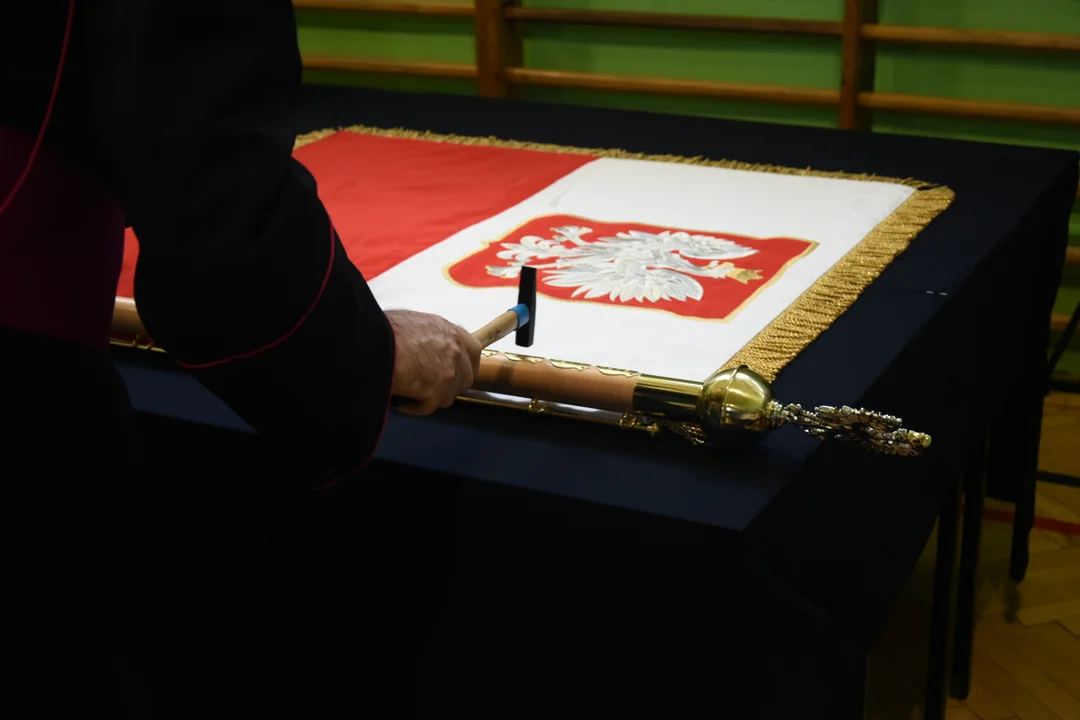 Powiatowa inauguracja roku szkolnego w Międzyrzecu Podlaskim. Nowy sztandar, awanse i stypendia dla wybitnych [ZDJĘCIA] - Zdjęcie główne