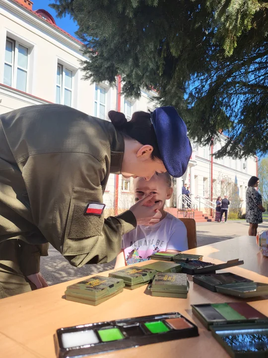 Dzień otwarty w Zespole Szkół w Radoryżu Smolanym (ZDJĘCIA) Goście mogli poćwiczyć strzelanie i musztrę