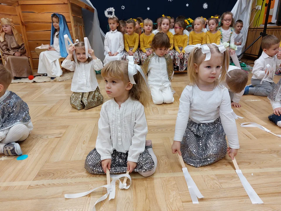 Jasełka w Przedszkolu Sióstr Nazaretanek w Łukowie (ZDJĘCIA). Dla babć i dziadków z okazji ich styczniowego święta