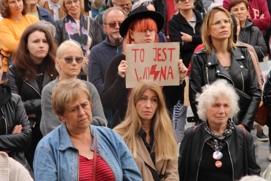 "Ani jednej więcej". Protest w Lublinie po śmierci ciężarnej Doroty