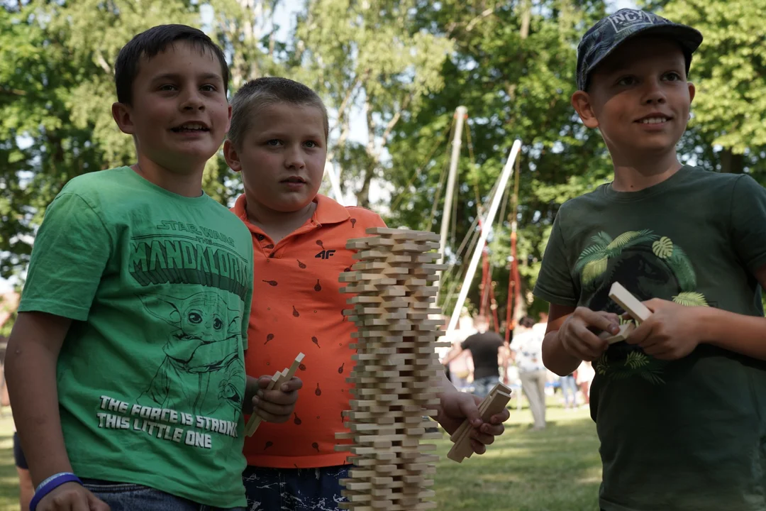 Niedziela - dzień zabawy w parku miejskim w Ostrowie Lubelskim. Piknik rodzinny przyciągnął tłumy. Fotorelacja