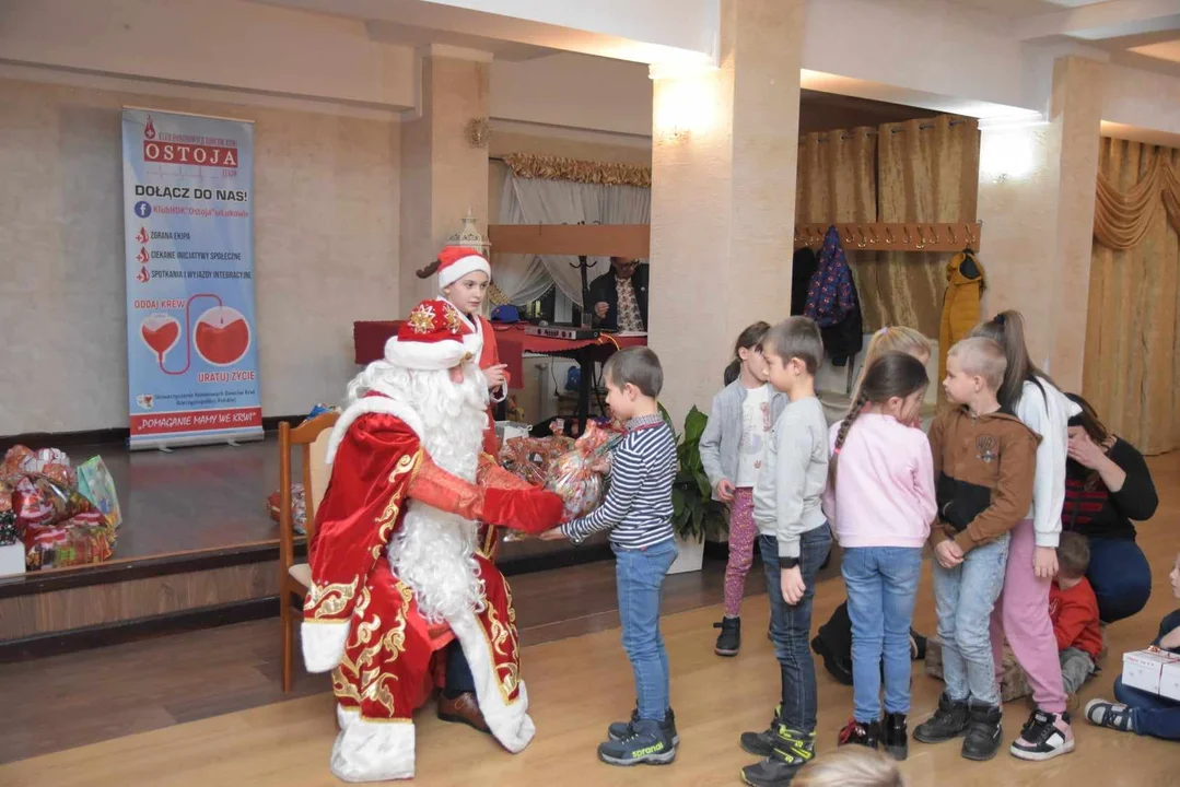 Świąteczny prezent "Dzieci dzieciom"