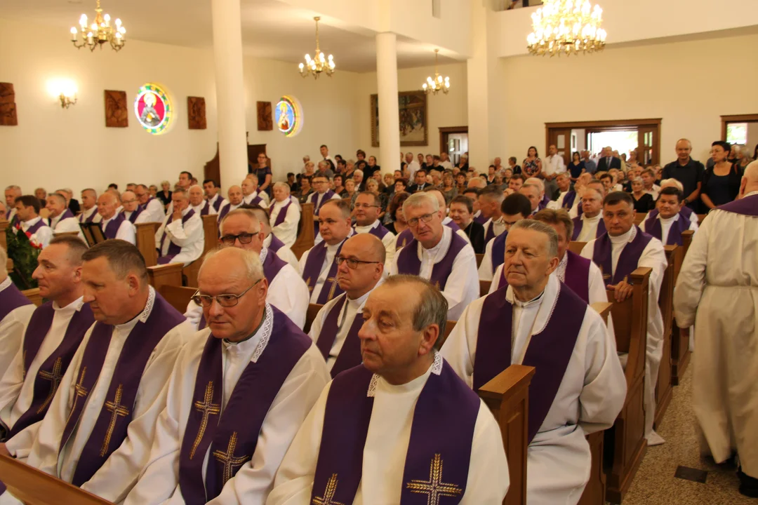 Pogrzeb Ks. Zbigniew Hackiewicz. Proboszcza parafii w Jedlance pożegnała setka duchownych