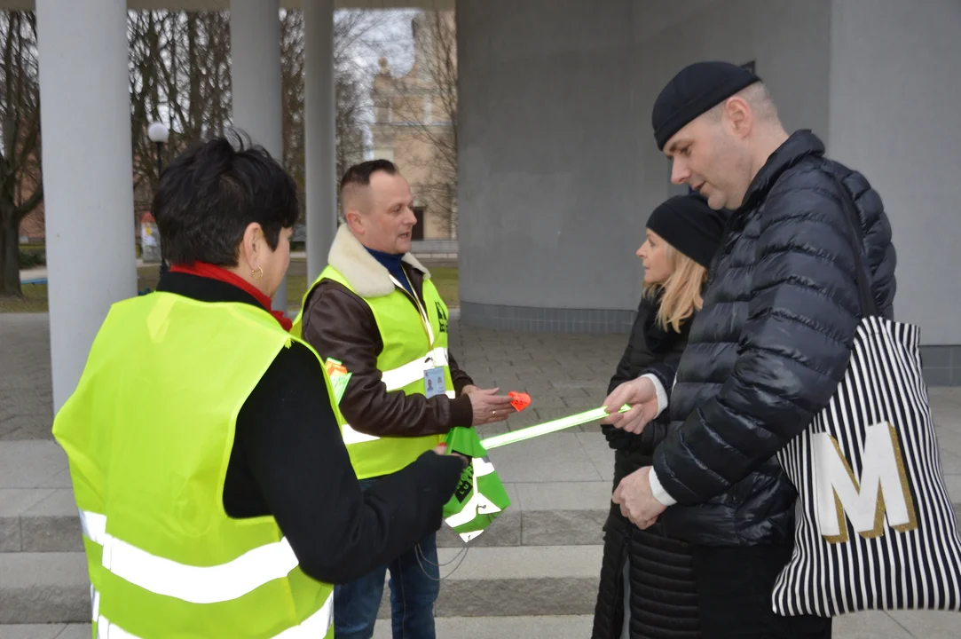 Akcja rozdawania odblasków w Puławach