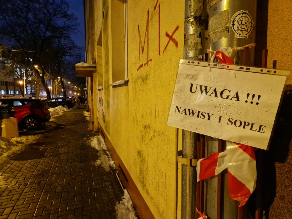 Sople wiszą nad chodnikiem w centrum Lublina. "Pozostaje mieć nadzieję, że nic się nie stanie” - Zdjęcie główne