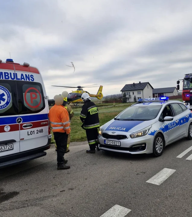 Powiat rycki: Bus nie ustąpił pierwszeństwa osobówce. 2 osoby w szpitalu