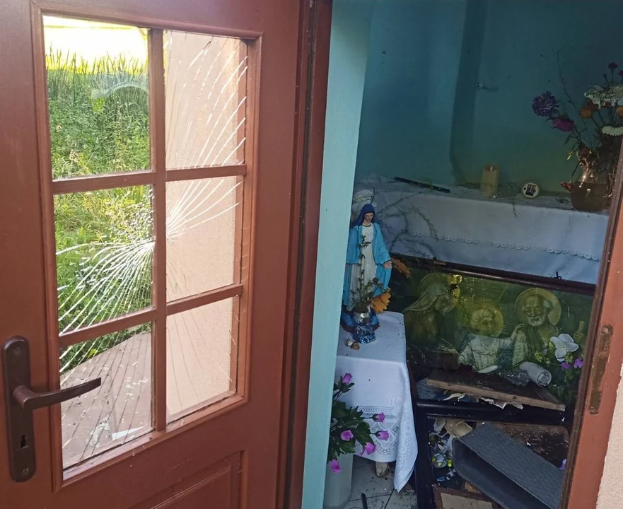 Rozbite figury, zniszczone obrazy. 21-latek miał zdemolować kapliczki w dwóch miejscowościach - Zdjęcie główne