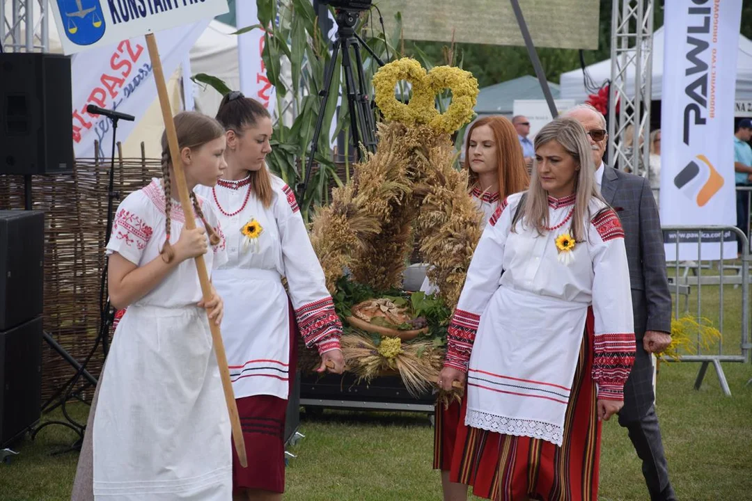 Dożynki Powiatowe w Drelowie 2023. Korowód i prezentacja wieńców