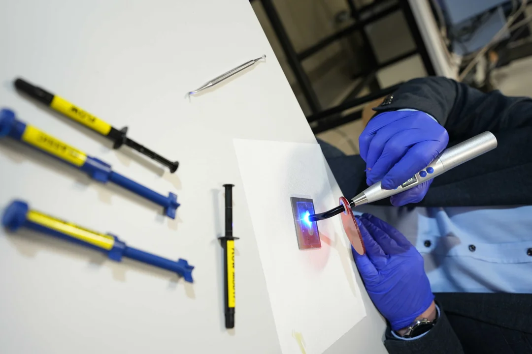 Mniej wizyt u dentysty? Naukowcy Politechniki Lubelskiej mają sposób na trwalsze plomby