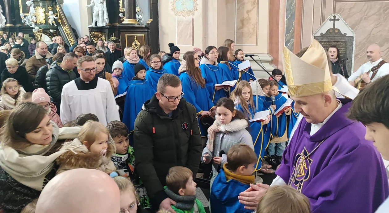 Dzieci z rodzicami modliły się podczas mszy św. z udziałem Bpa Grzegorza Suchodolskiego. Błogosławieństwo przez nałożenie rąk