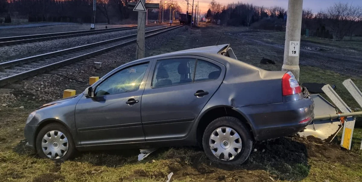 Senior z Lublina wjechał samochodem wprost pod pociąg