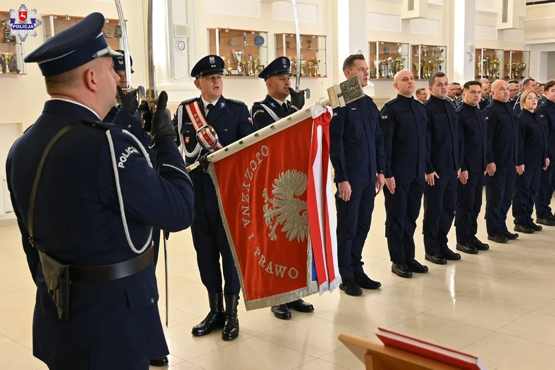 Nowi funkcjonariusze w lubelskiej policji. A dla zasłużonych odznaczenia