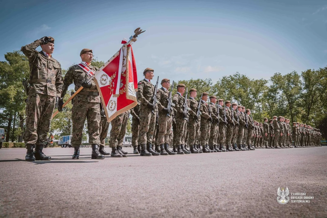 Lublin: Nowi terytorialsi złożyli uroczystą przysięgę wojskowa. Wśród nich matka i syn