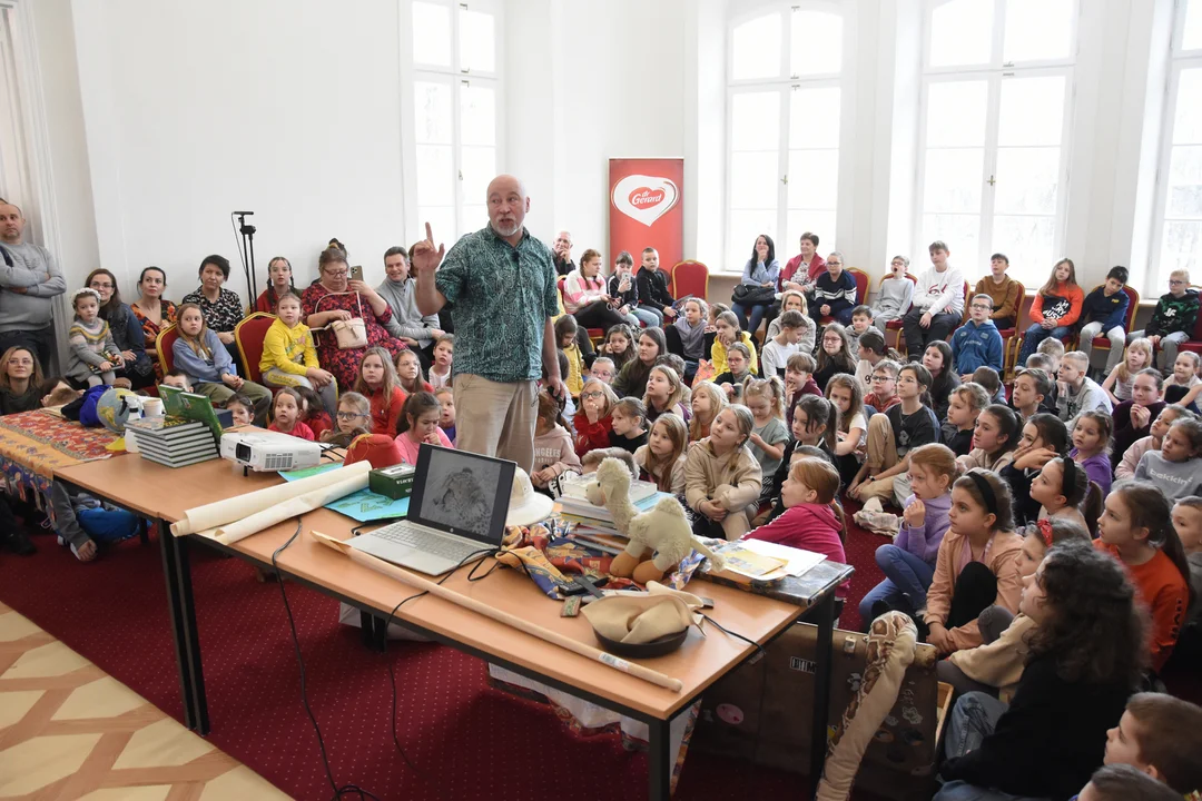 Radzyńska podróż do Afryki z Łukaszem Wierzbickim, czyli spotkanie z  autorem książki ,, Afryka Kazika" włączonej do kanonu lektur szkolnych - Zdjęcie główne