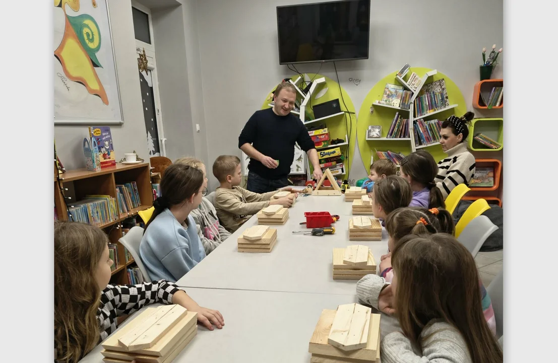 Dzieci z Gręzówki zbudowały karmniki. Pomógł sołtys z Ławek - Zdjęcie główne