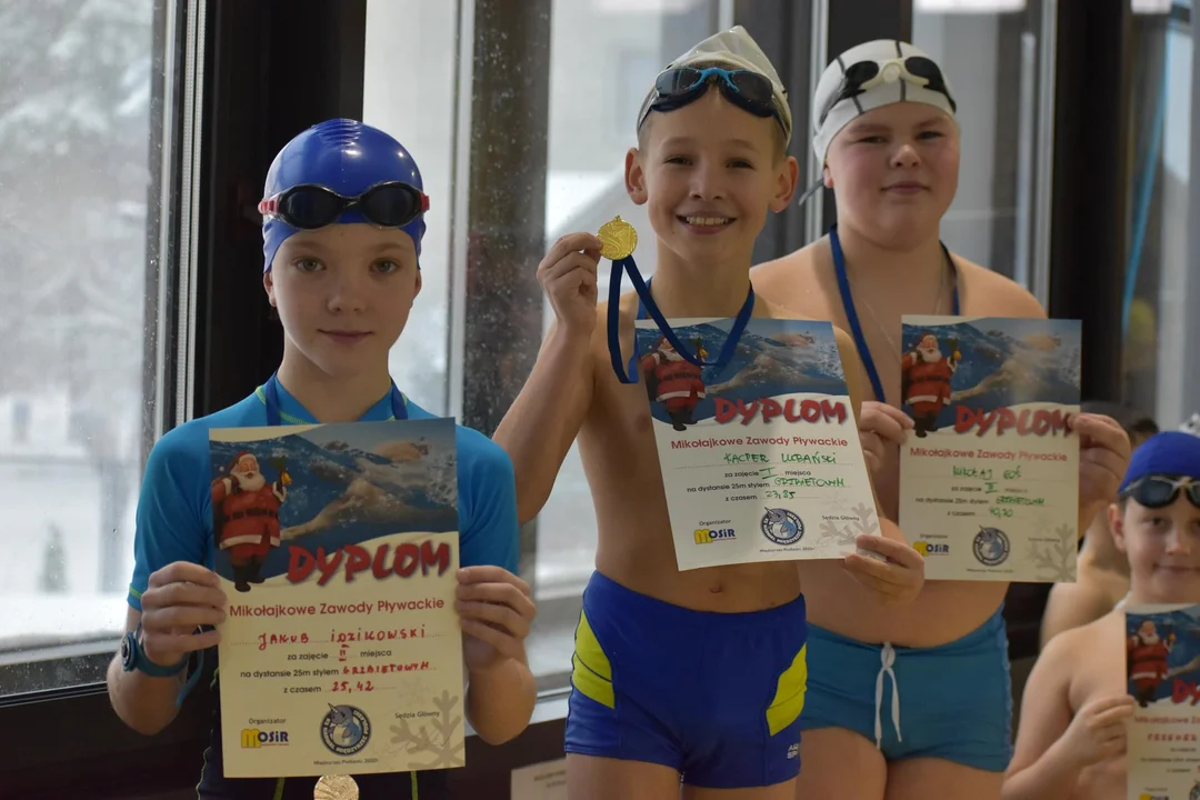 Najmłodsi pływali i bili świąteczne rekordy w Międzyrzecu Podlaskim - Zdjęcie główne