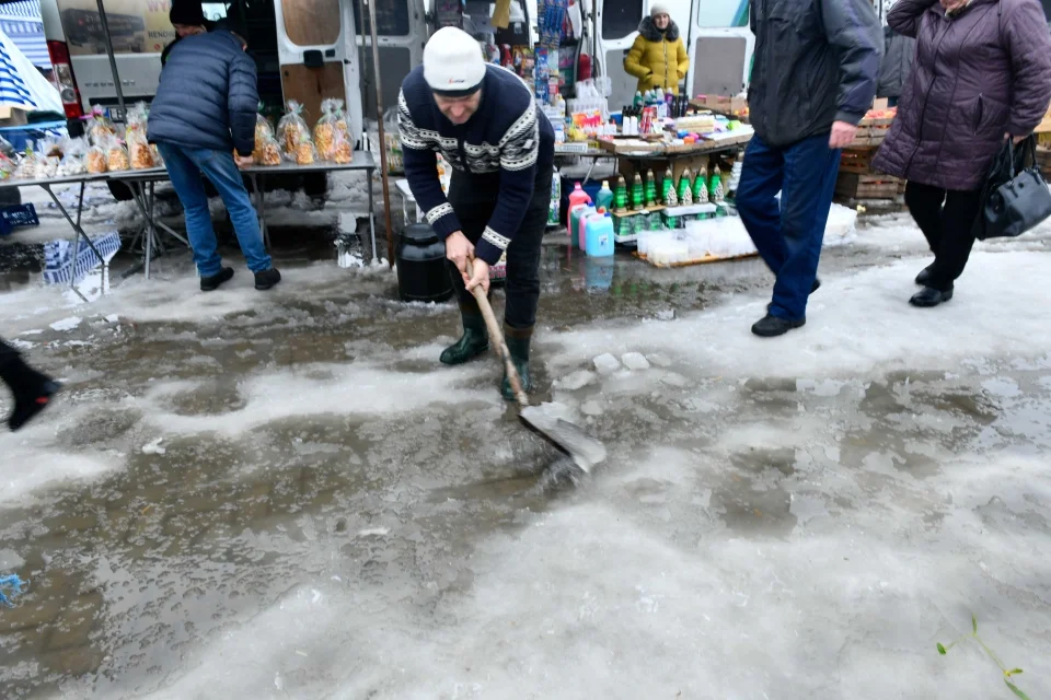 Łukowskie targowisko przed świętami. (Zdjęcia) Na rynek tylko w gumofilcach. - Zdjęcie główne