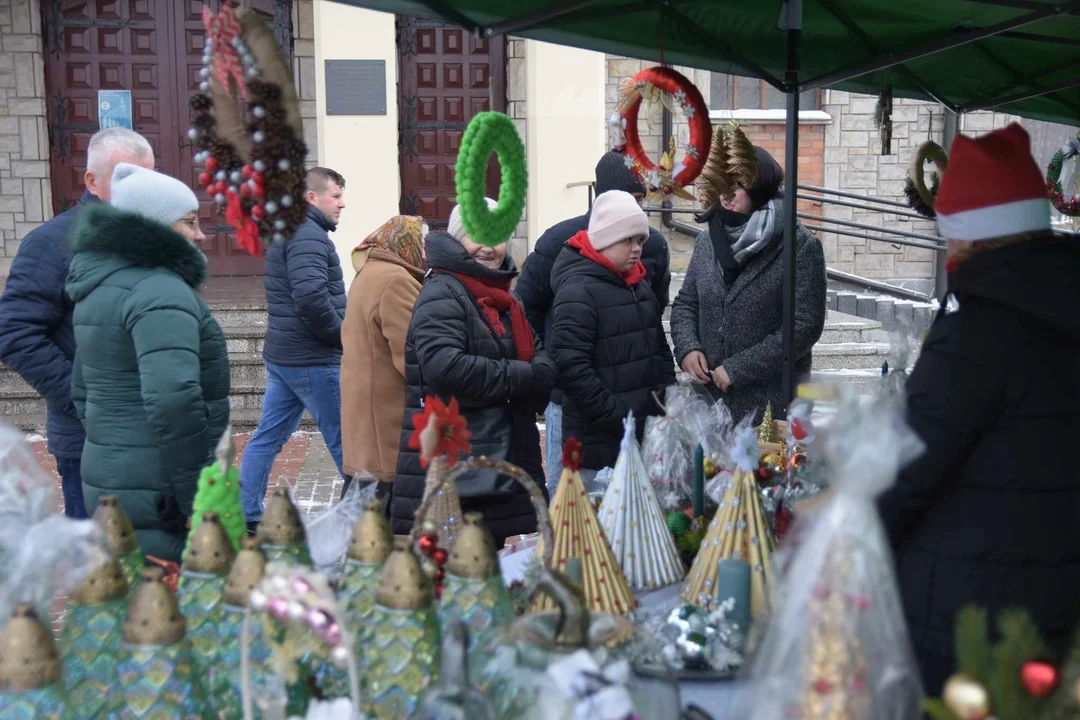 Koło Gospodyń Wiejskich w Zimnej Wodzie zaprosiło na kiermasz świąteczny na pomoc Marcie Ochnik