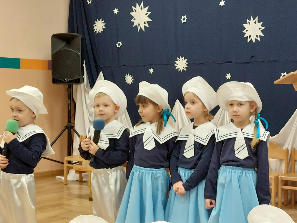 Jasełka w Przedszkolu Sióstr Nazaretanek w Łukowie (ZDJĘCIA). Dla babć i dziadków z okazji ich styczniowego święta