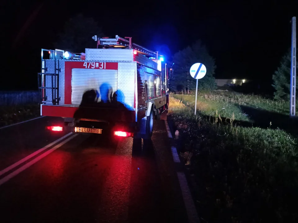 Groźny wypadek w Serokomli. Samochód uderzył w ciągnik