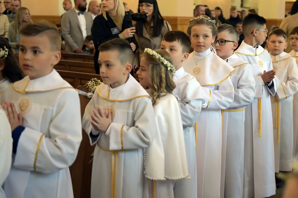 Święto w Parafii pw. NMP Matki Kościoła w Łukowie.  Dzieci przystąpiły do Pierwszej Komunii Świętej (zdjęcia). - Zdjęcie główne